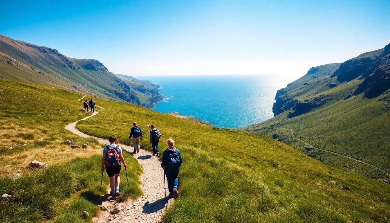 Dingle Way wandern entlang einer wunderschönen Küstenlandschaft in Irland, mit Wanderern und grünen Hügeln.