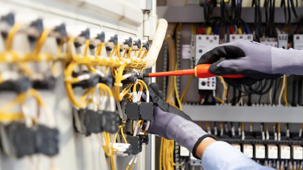 Welche technischen Anforderungen bei der DGUV V3 Prüfung und der VDE Prüfung erfüllt werden müssen